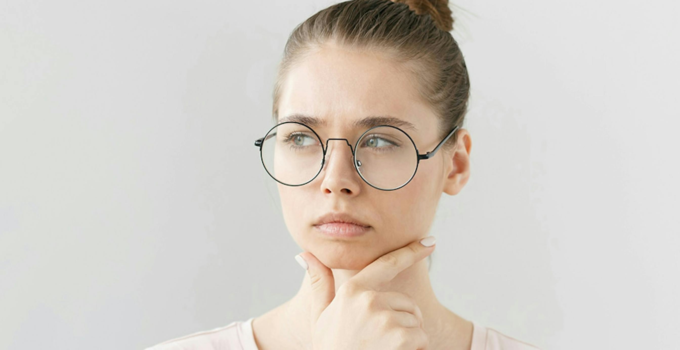 une femme en pleine interrogation