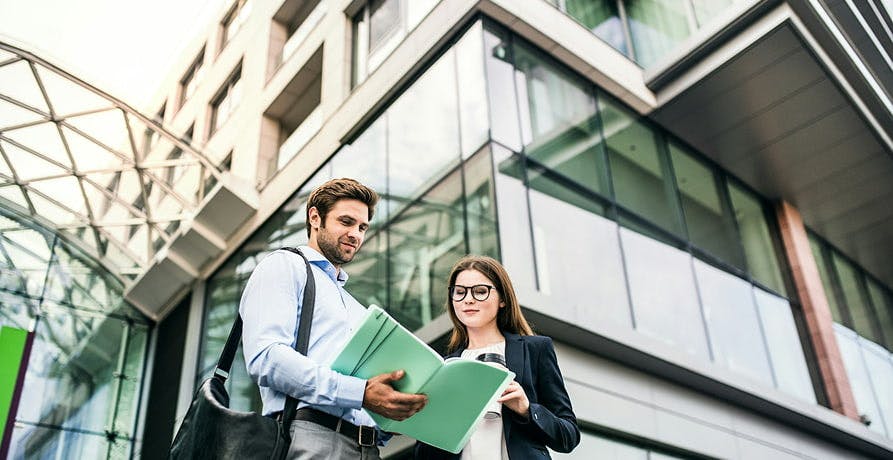 deux personnes qui regardent un dossier