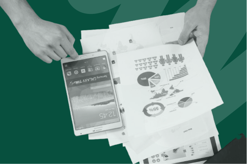 Personne qui rassemble des papiers