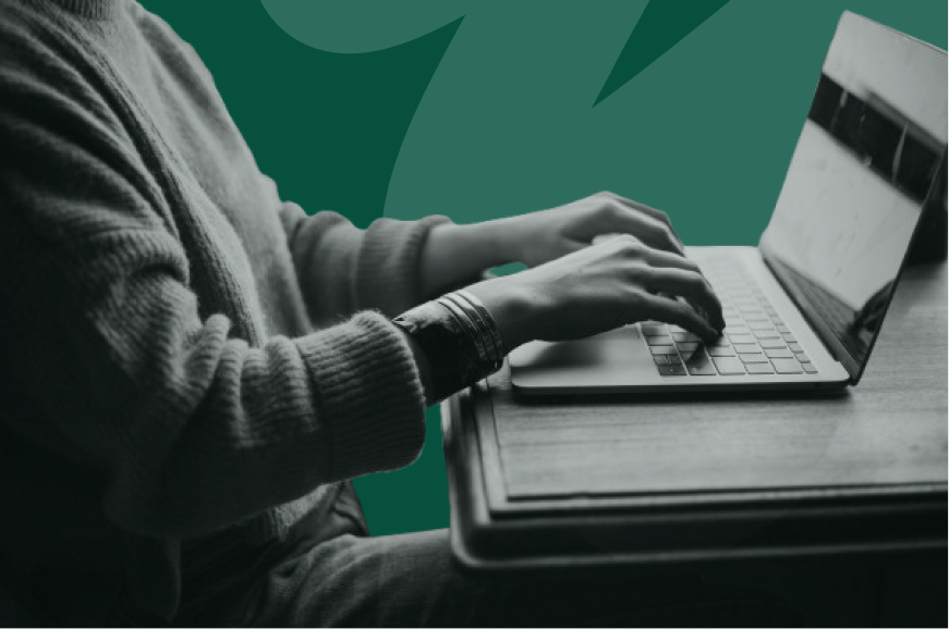 Femme utilisant un ordinateur