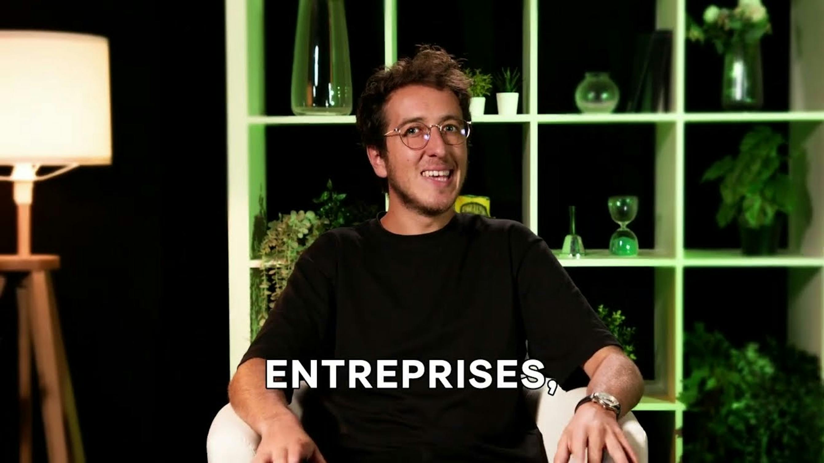 Personne assise allant présenter un sujet