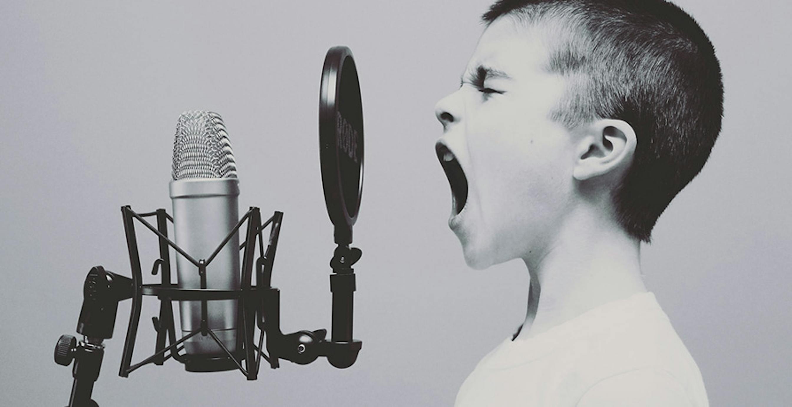 un enfant chantant au micro