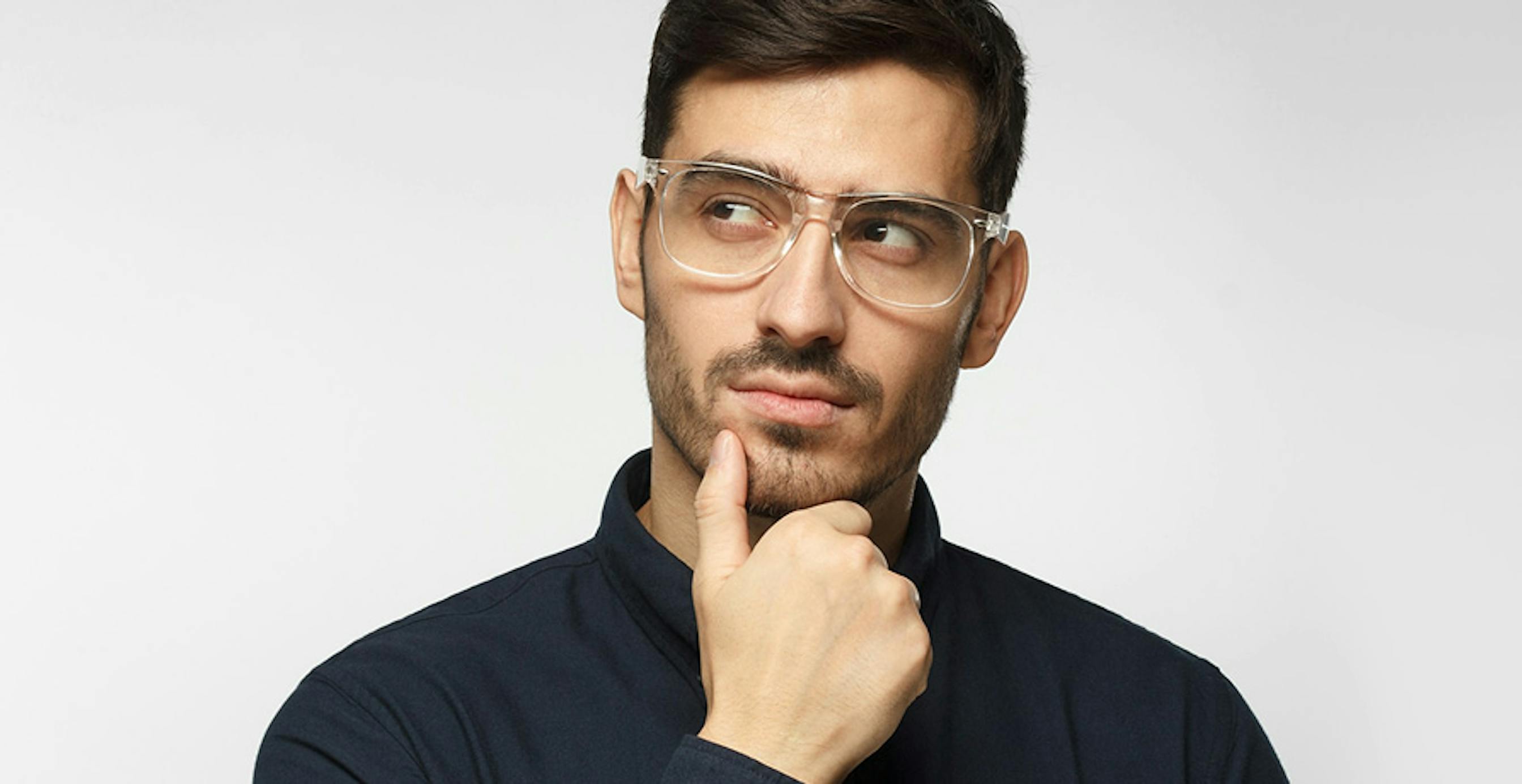un homme avec des lunettes