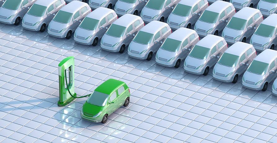 une voiture en recharge