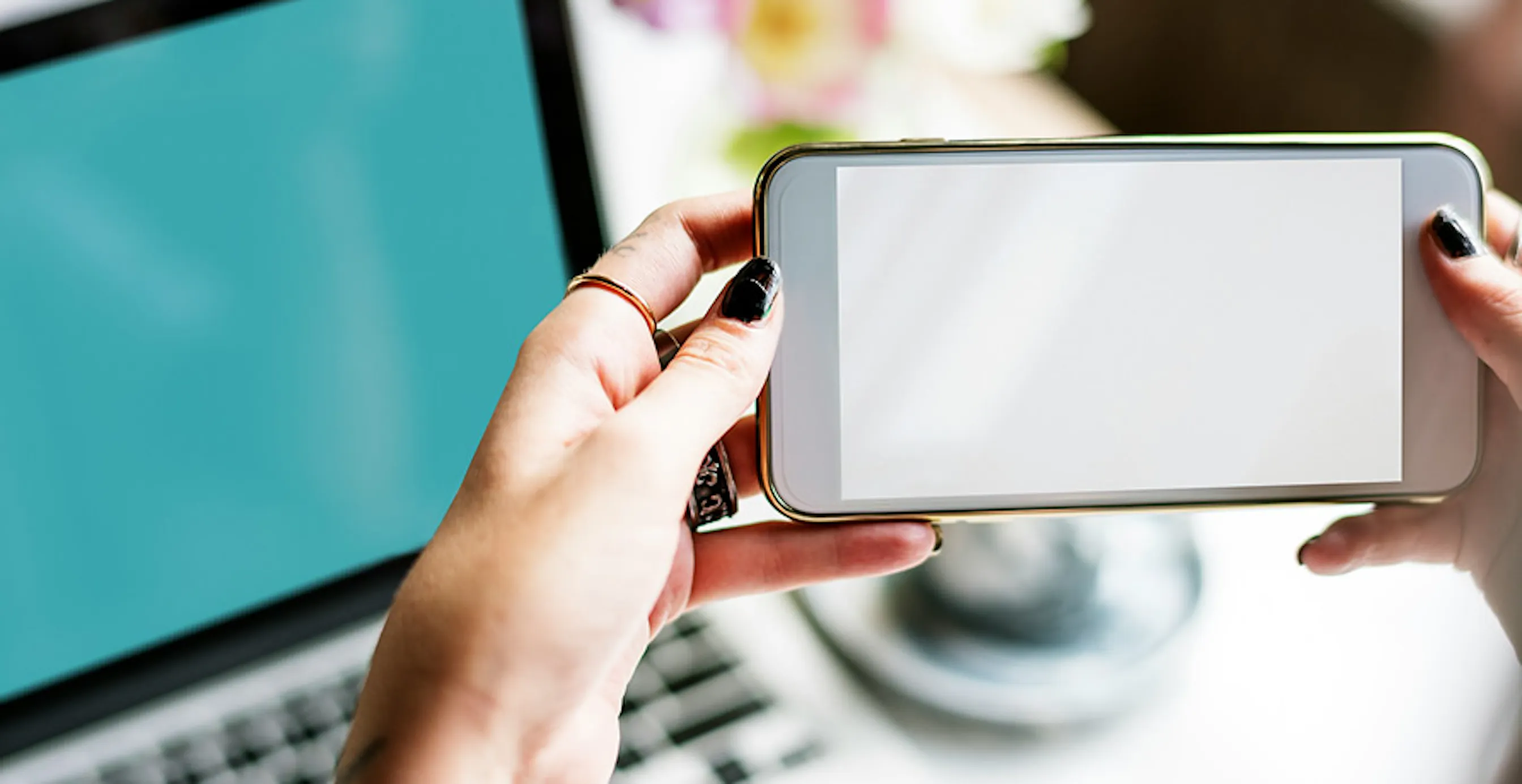 une personne tenant un smartphone