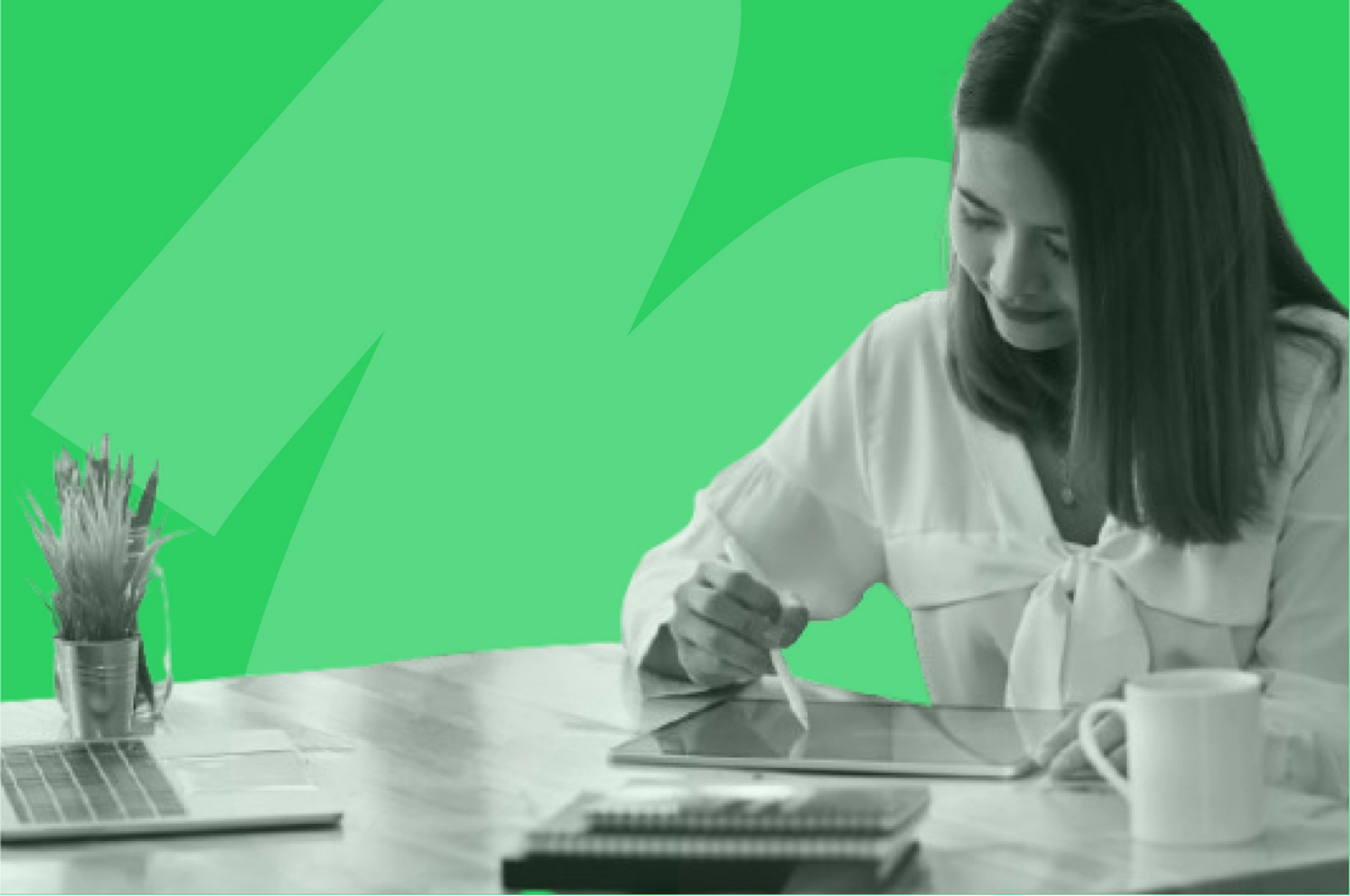 une femme sur une tablette