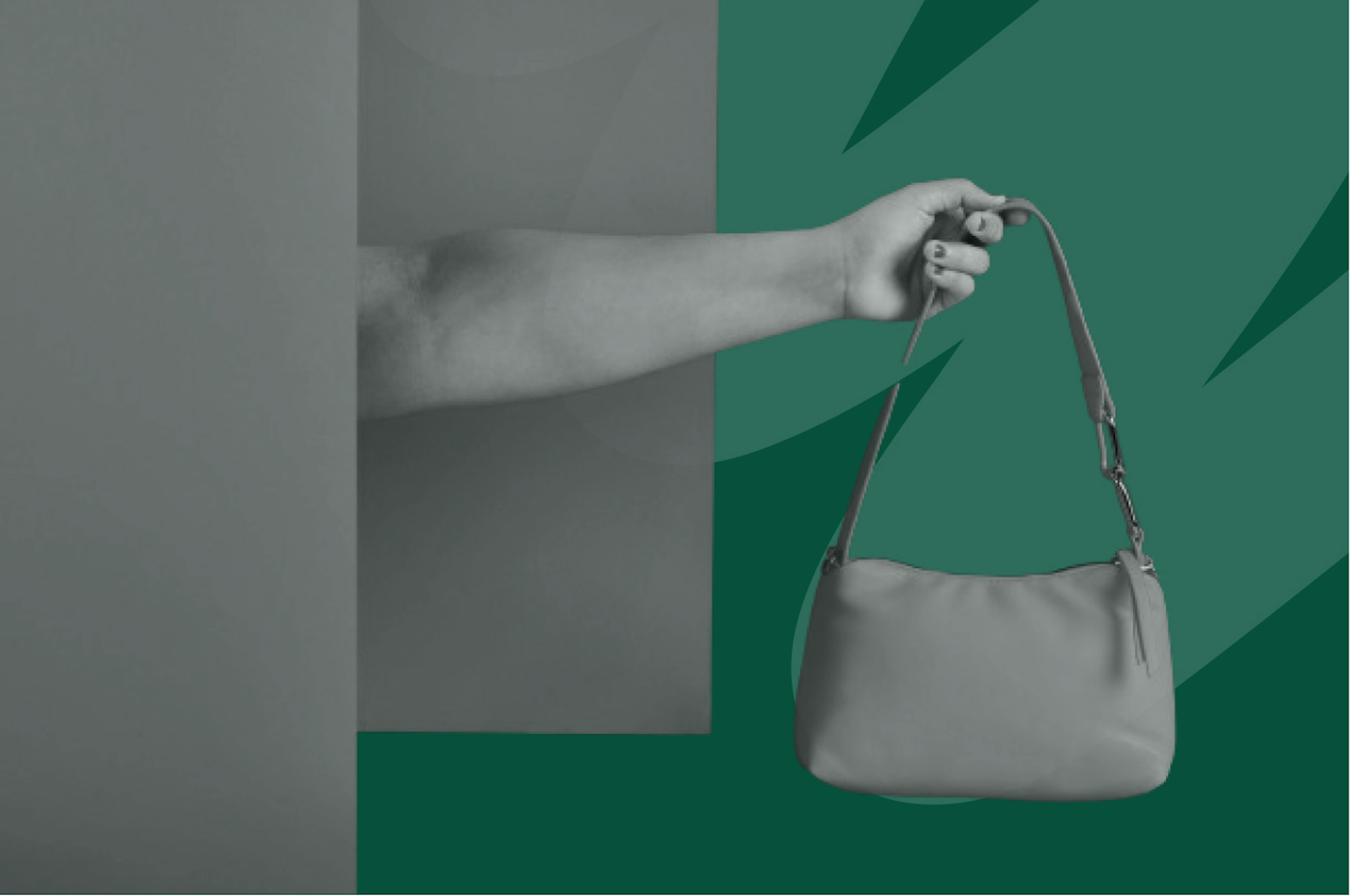 une main tenant un sac