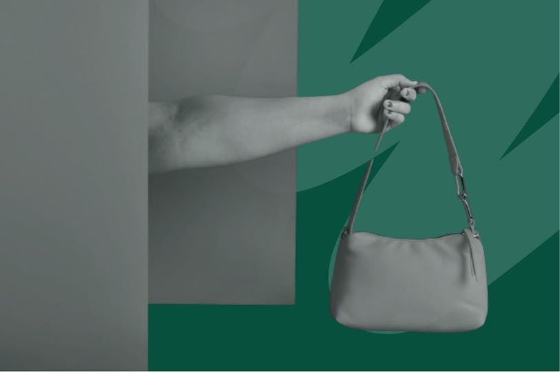 une main tenant un sac
