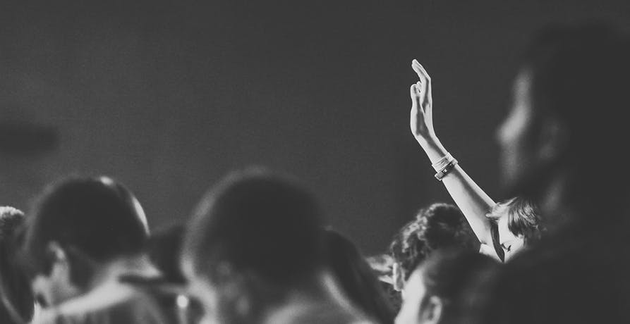 une personne levant la main