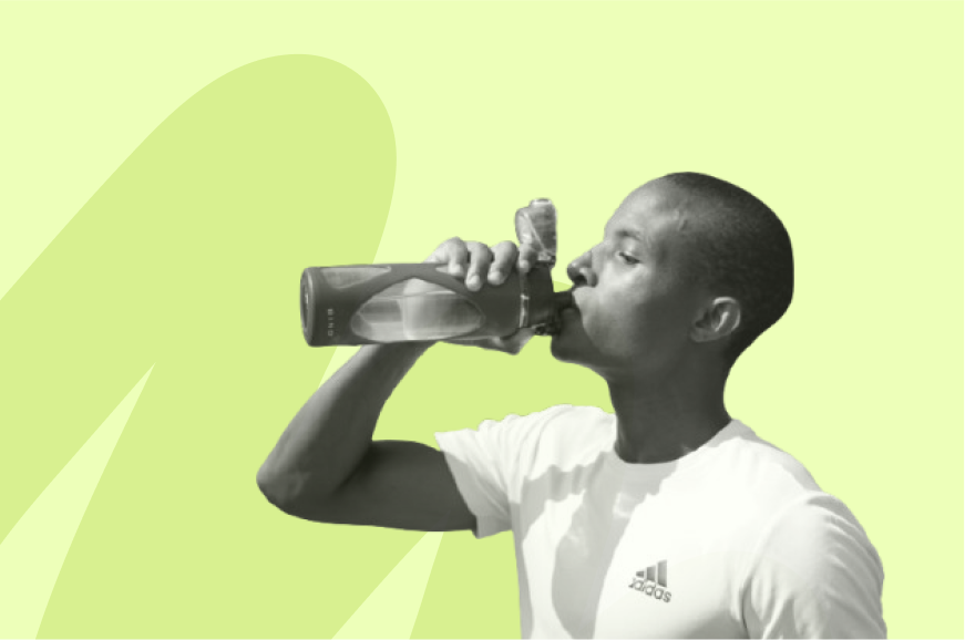 Personne buvant de l'eau potable dans une gourde