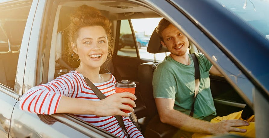 des gens dans une voiture