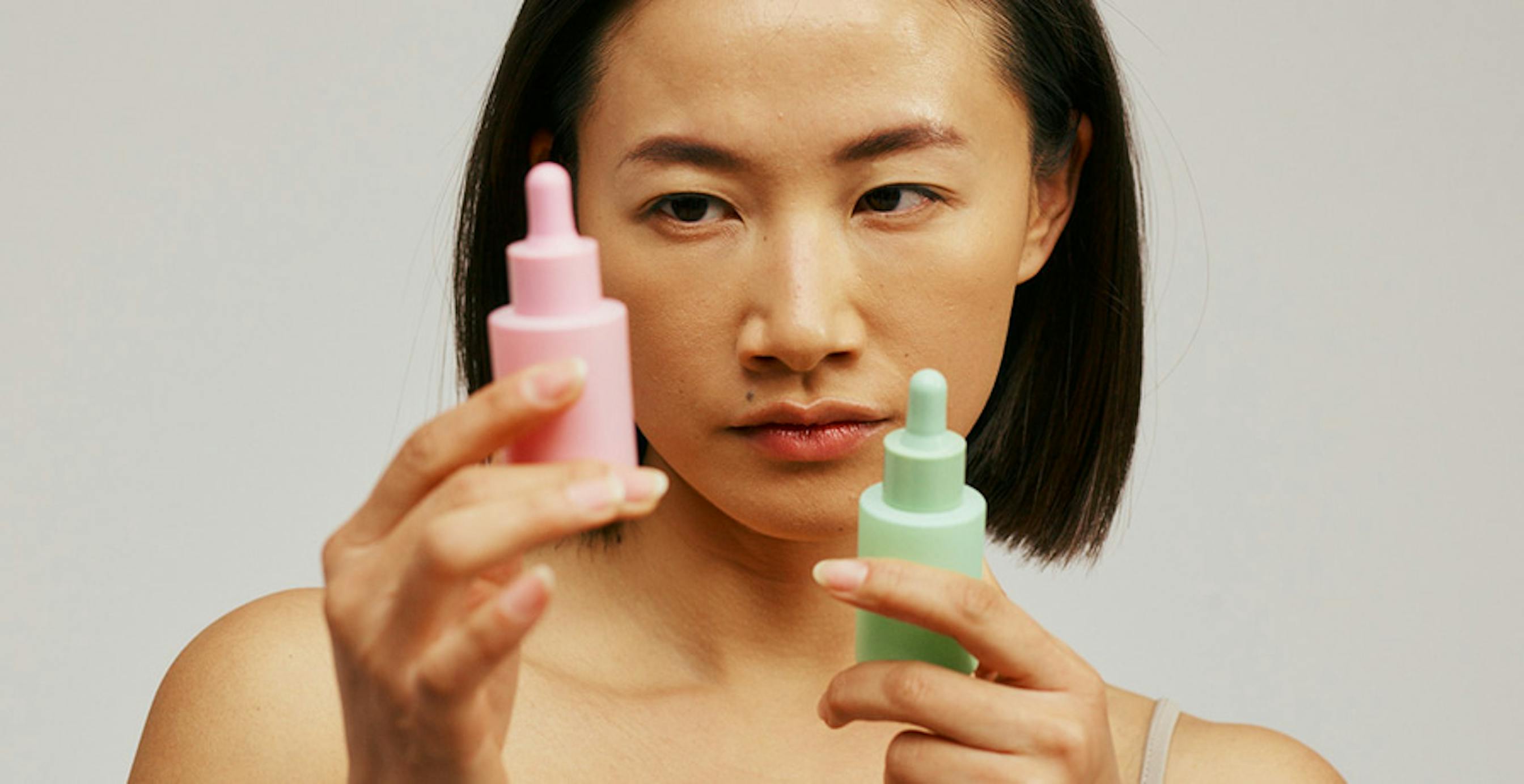 une femme comparant des produits