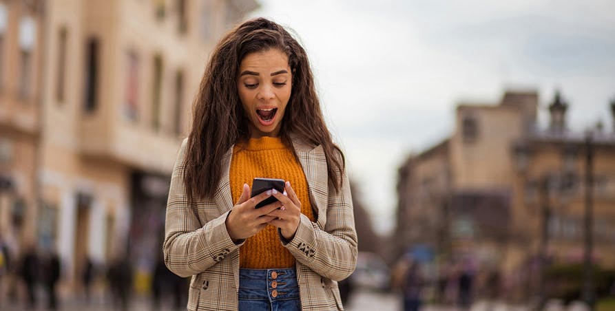 une personne regardant son smartphone