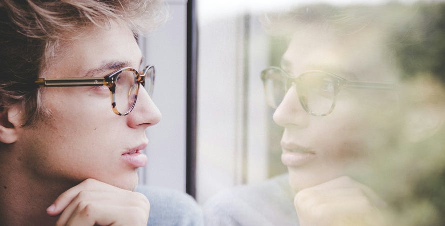 une personne qui regarde par la fenêtre