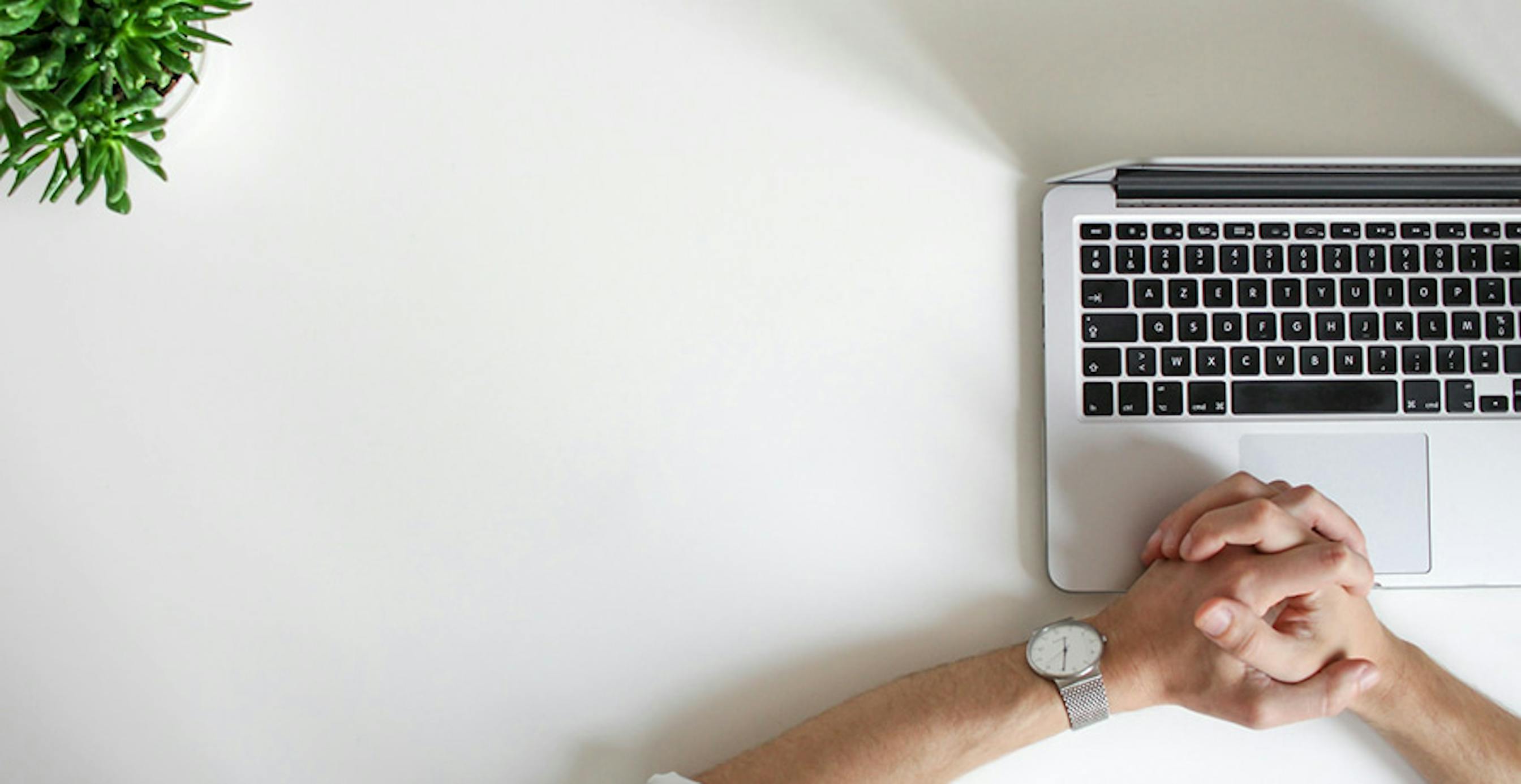 une personne à son bureau