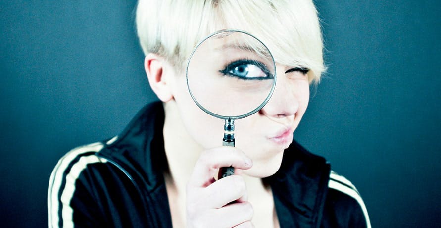 une personne regardant à travers une loupe