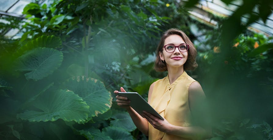une femme regardant des plantes
