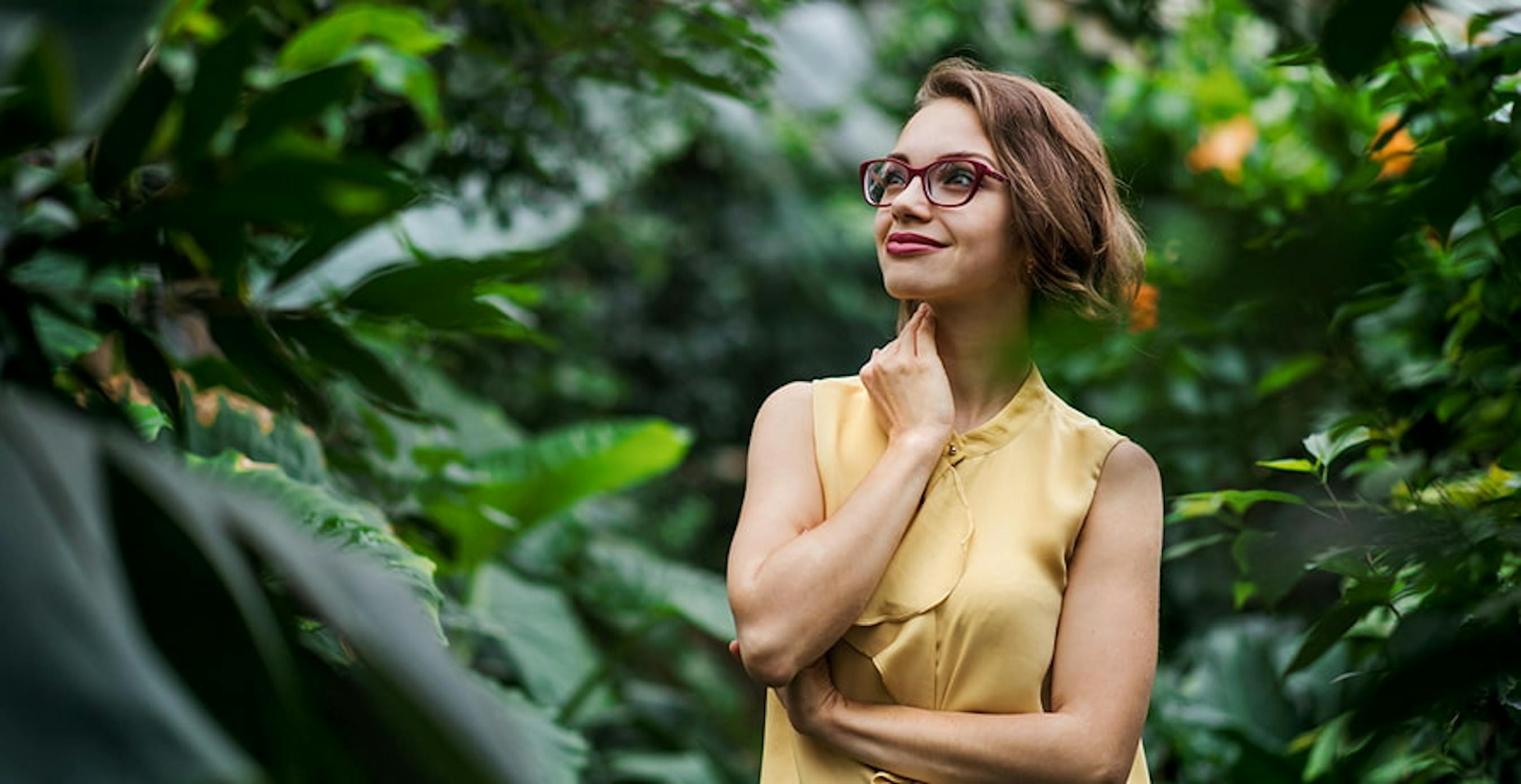 une femme admirant des plantes