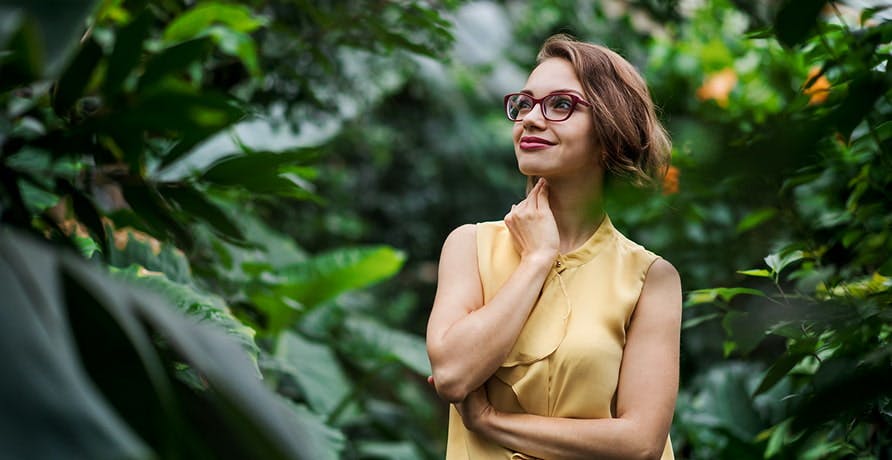 une femme admirant des plantes