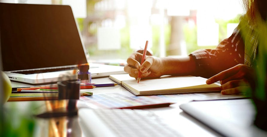 une personne travaillant à son bureau
