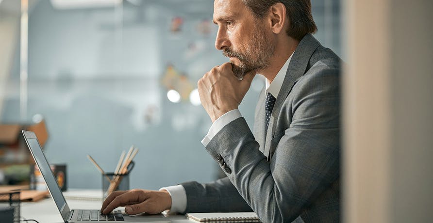 un homme réfléchissant