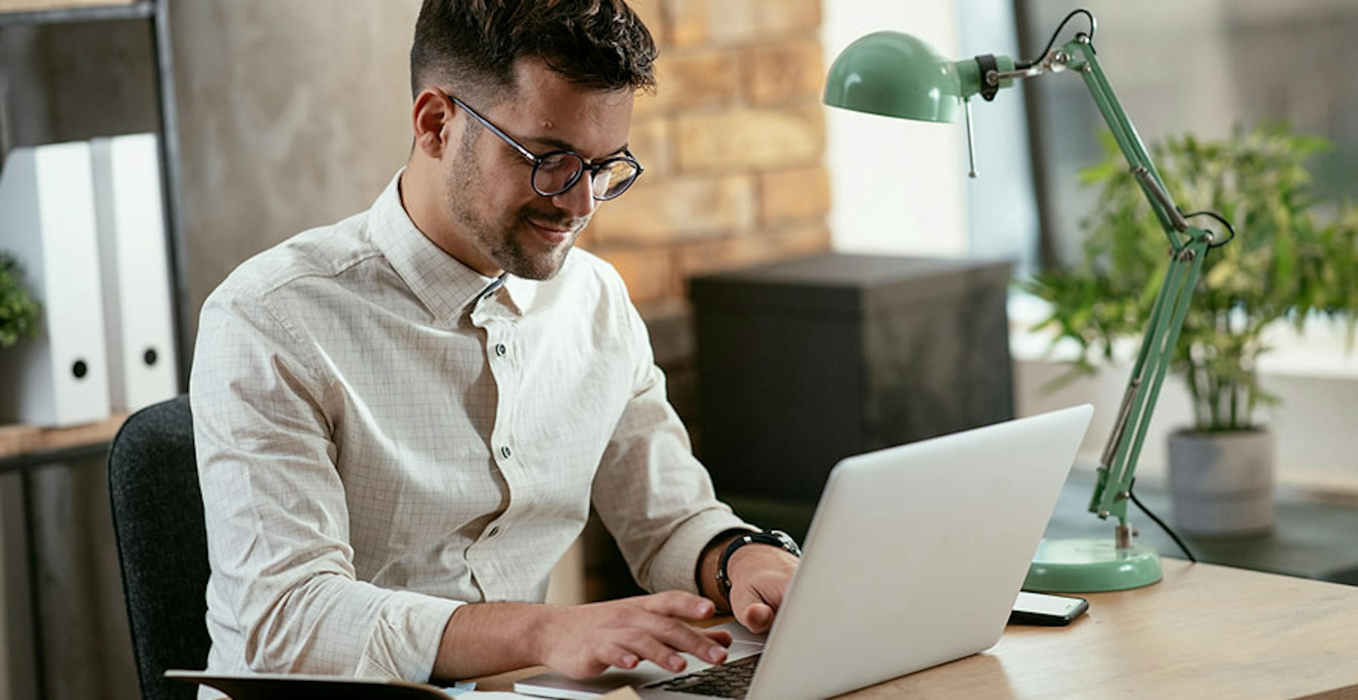 un homme à son bureau