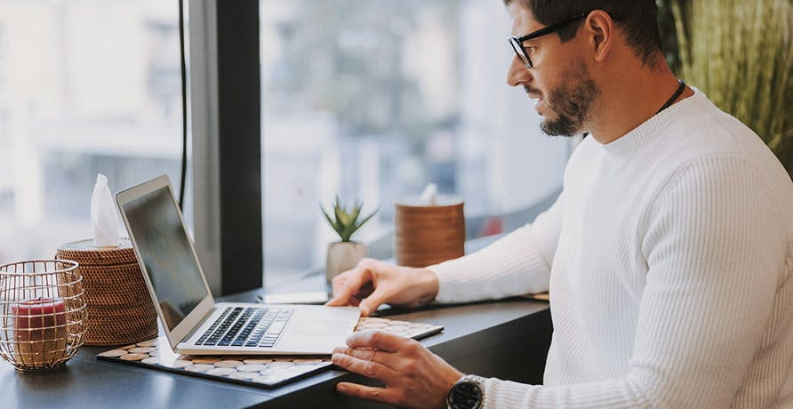 un homme sur son ordinateur