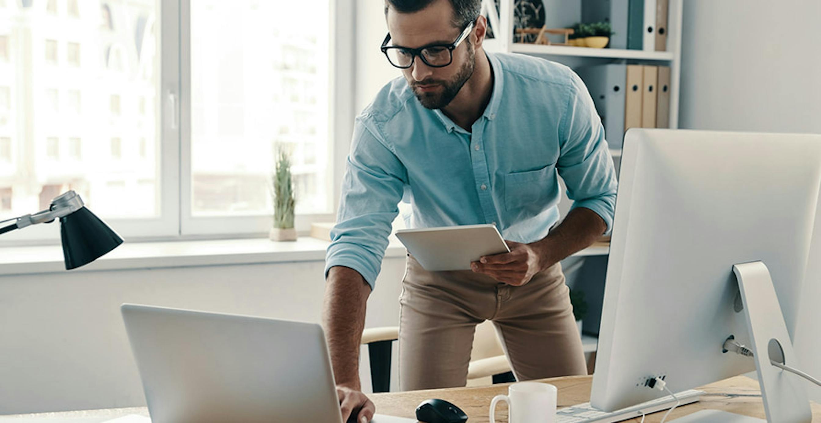 un homme qui travaille à son bureau