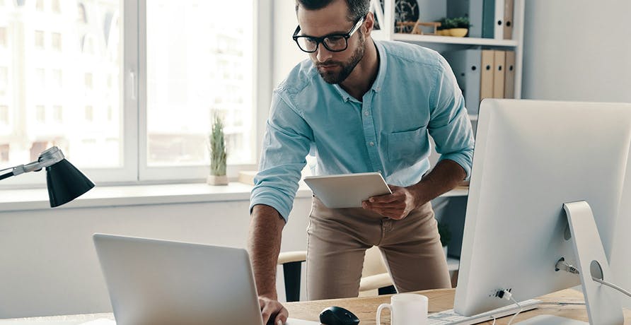 un homme qui travaille à son bureau