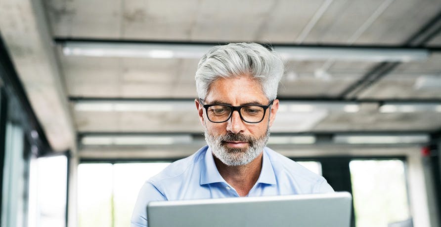 un homme devant son ordinateur