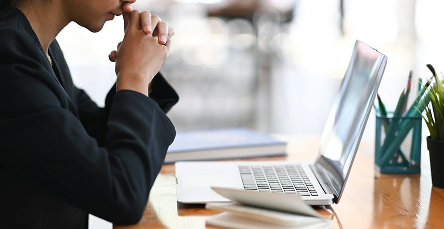 une personne devant son ordinateur