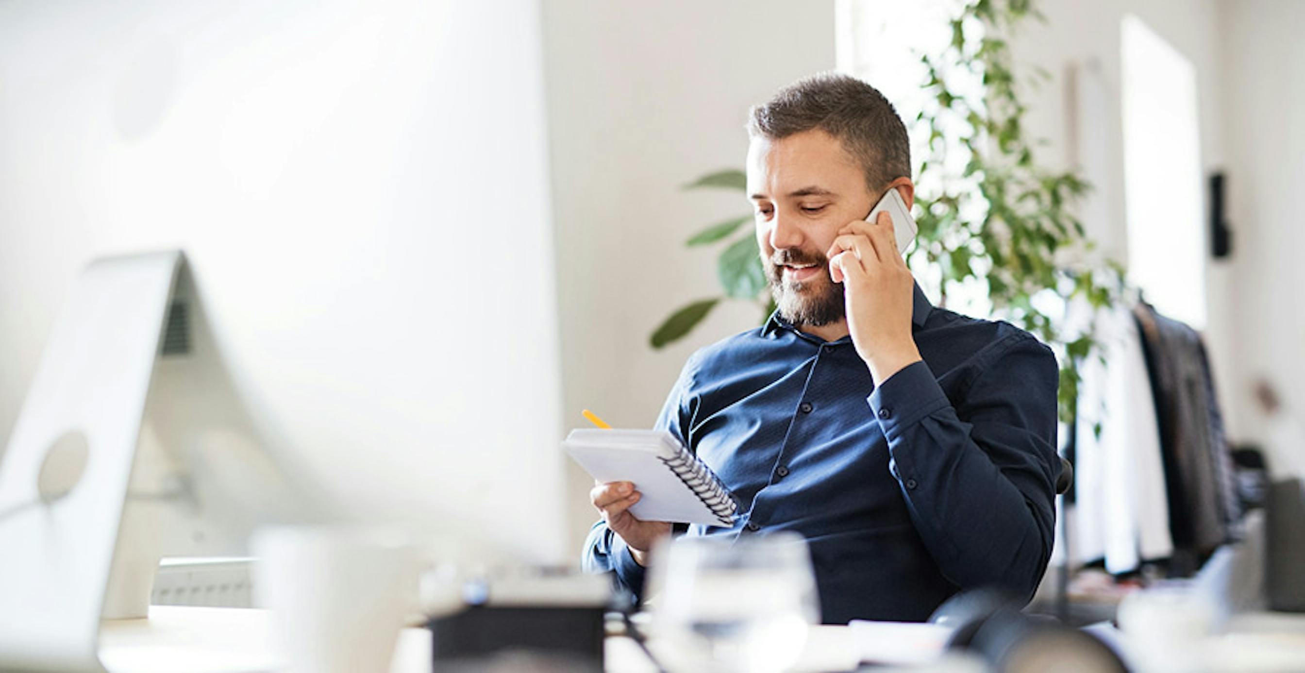 un homme au téléphone