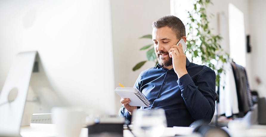 un homme au téléphone
