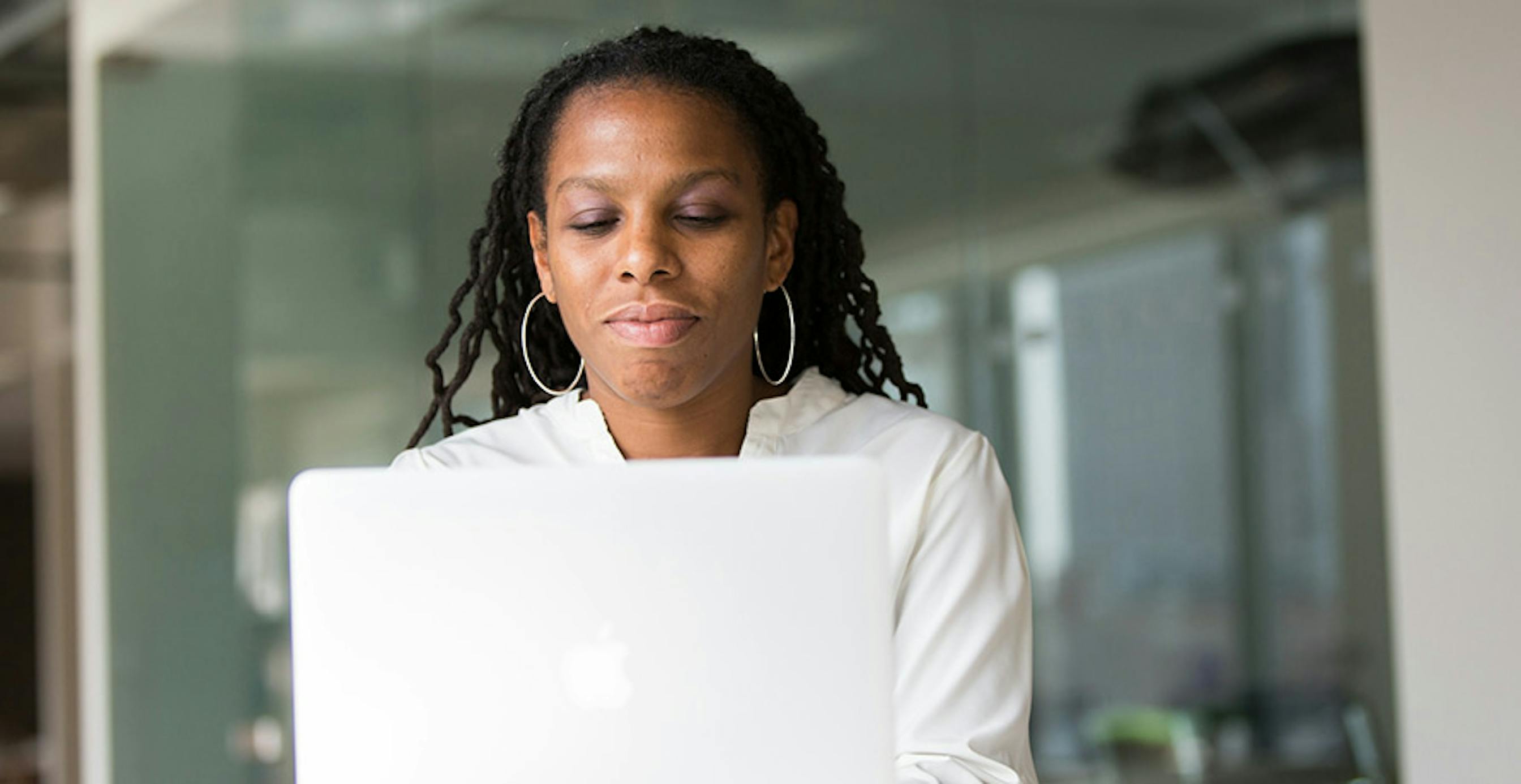 une professionnelle devant son ordinateur