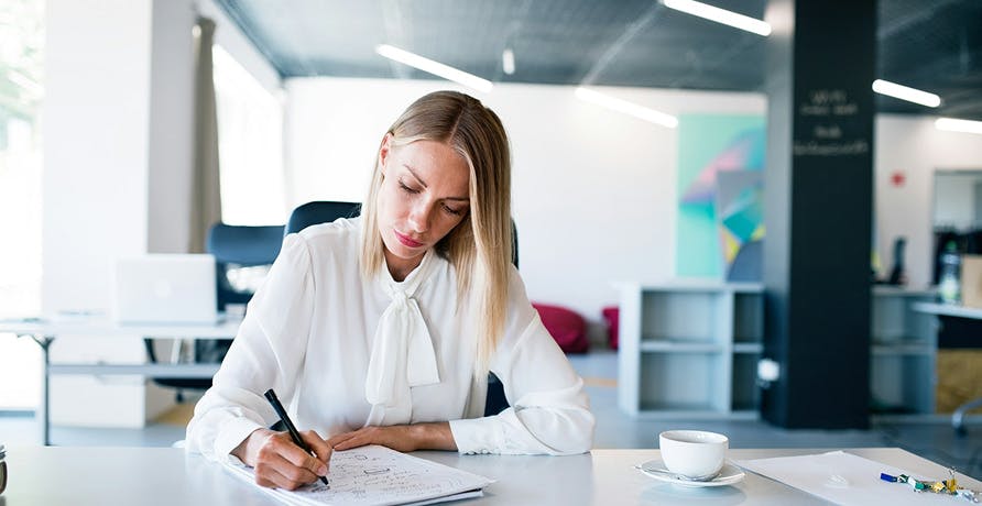 une personne qui travaille