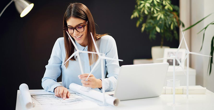 une personne regardant un plan