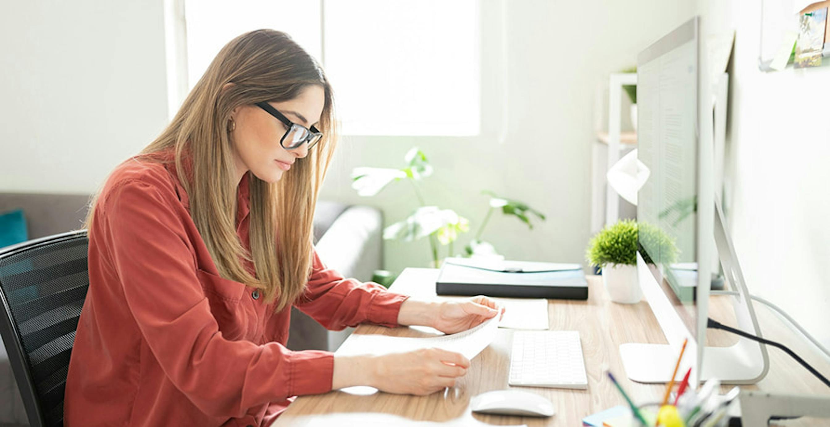 une femme qui lit un document