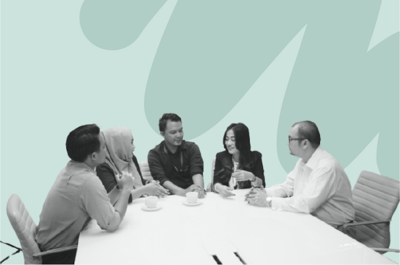 Personnes discutant autour d'une table ronde