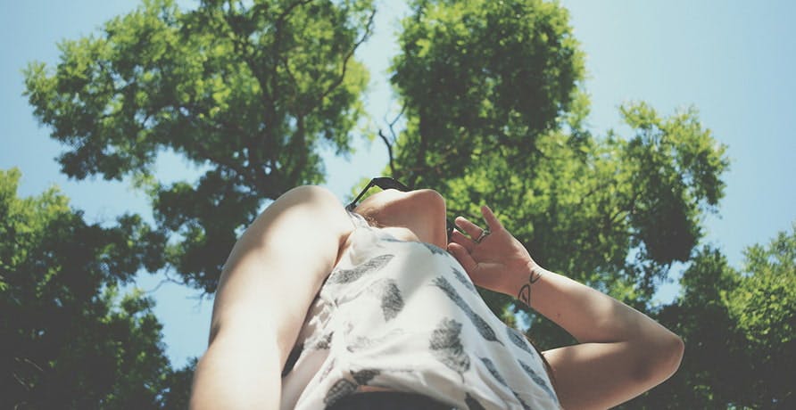 une personne regardant le ciel