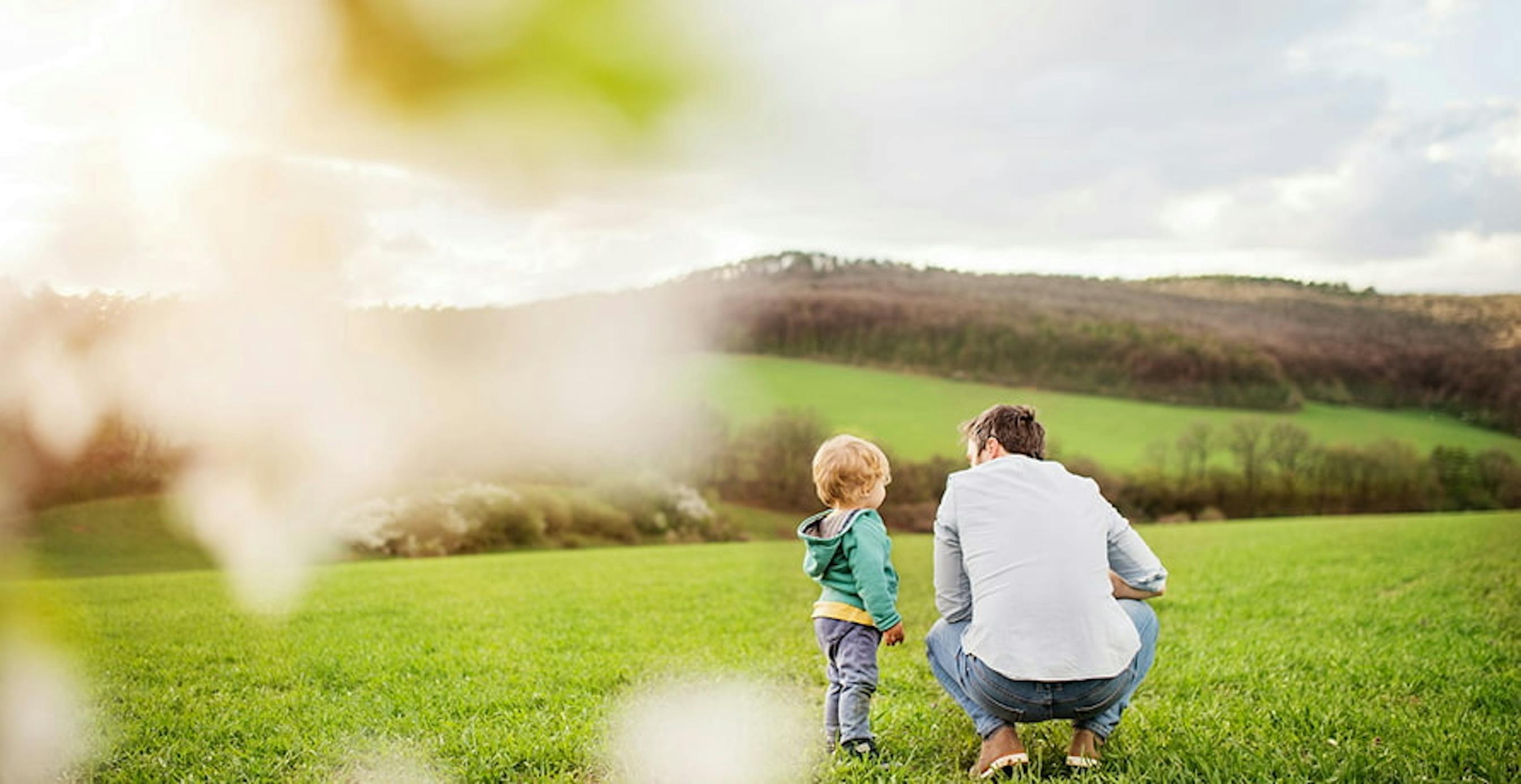 un homme et un enfant dans un pré