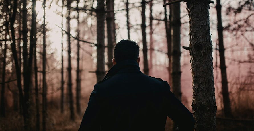 un homme dans une forêt