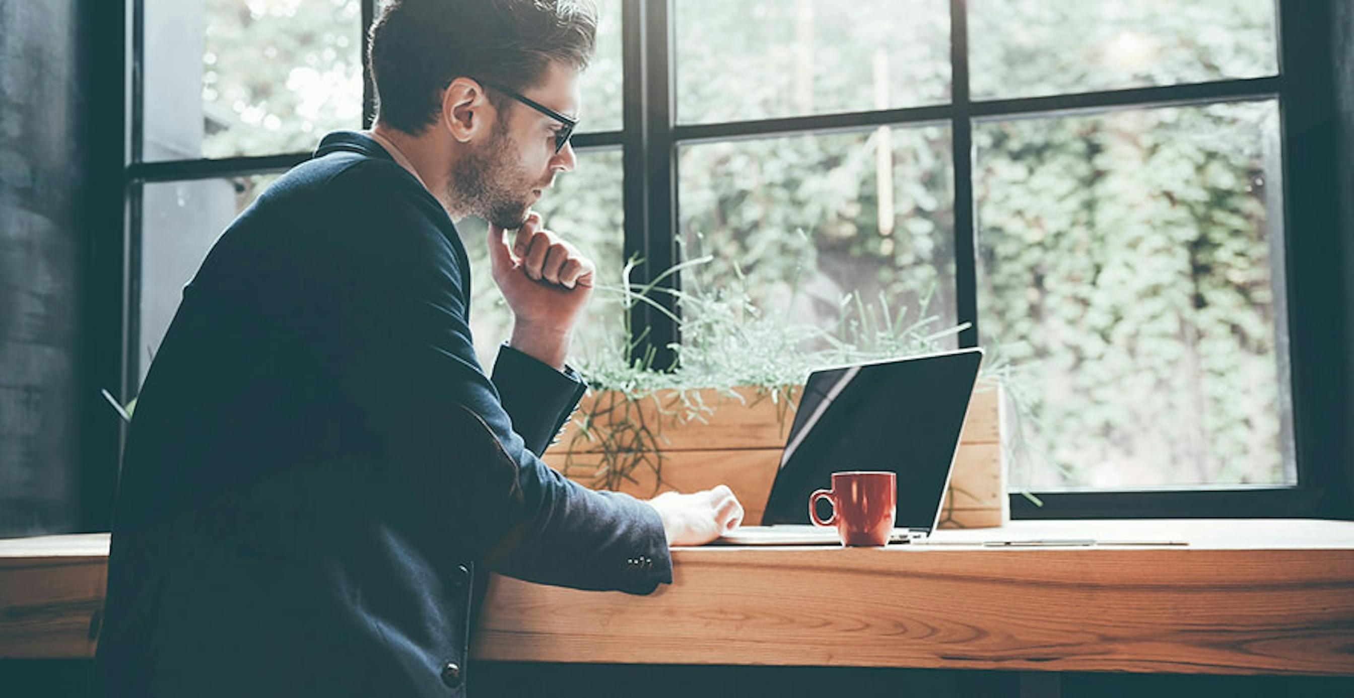 un homme regardant un écran