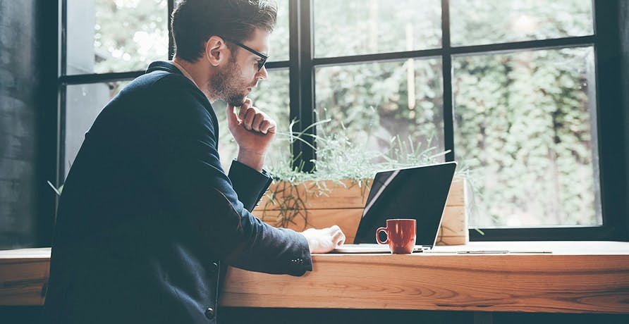 un homme regardant un écran