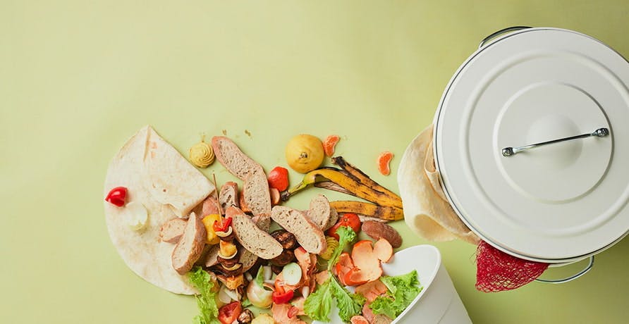 de la nourriture jetée à la poubelle