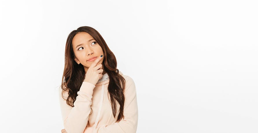 une femme qui regarde ailleurs