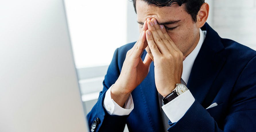 une personne qui se tient la tête