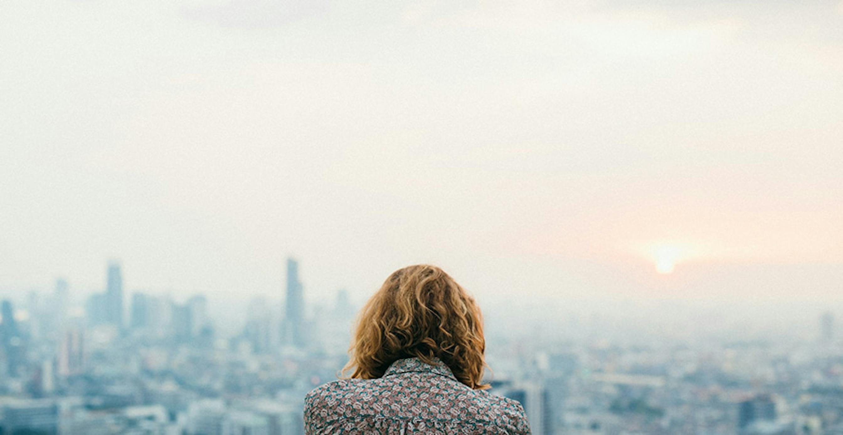 une personne seule regardant au loin
