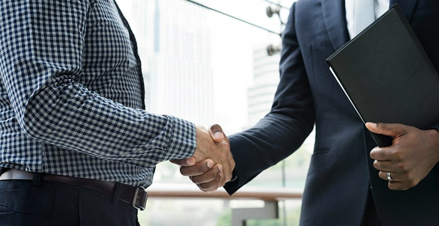 deux personnes qui se serrent la main