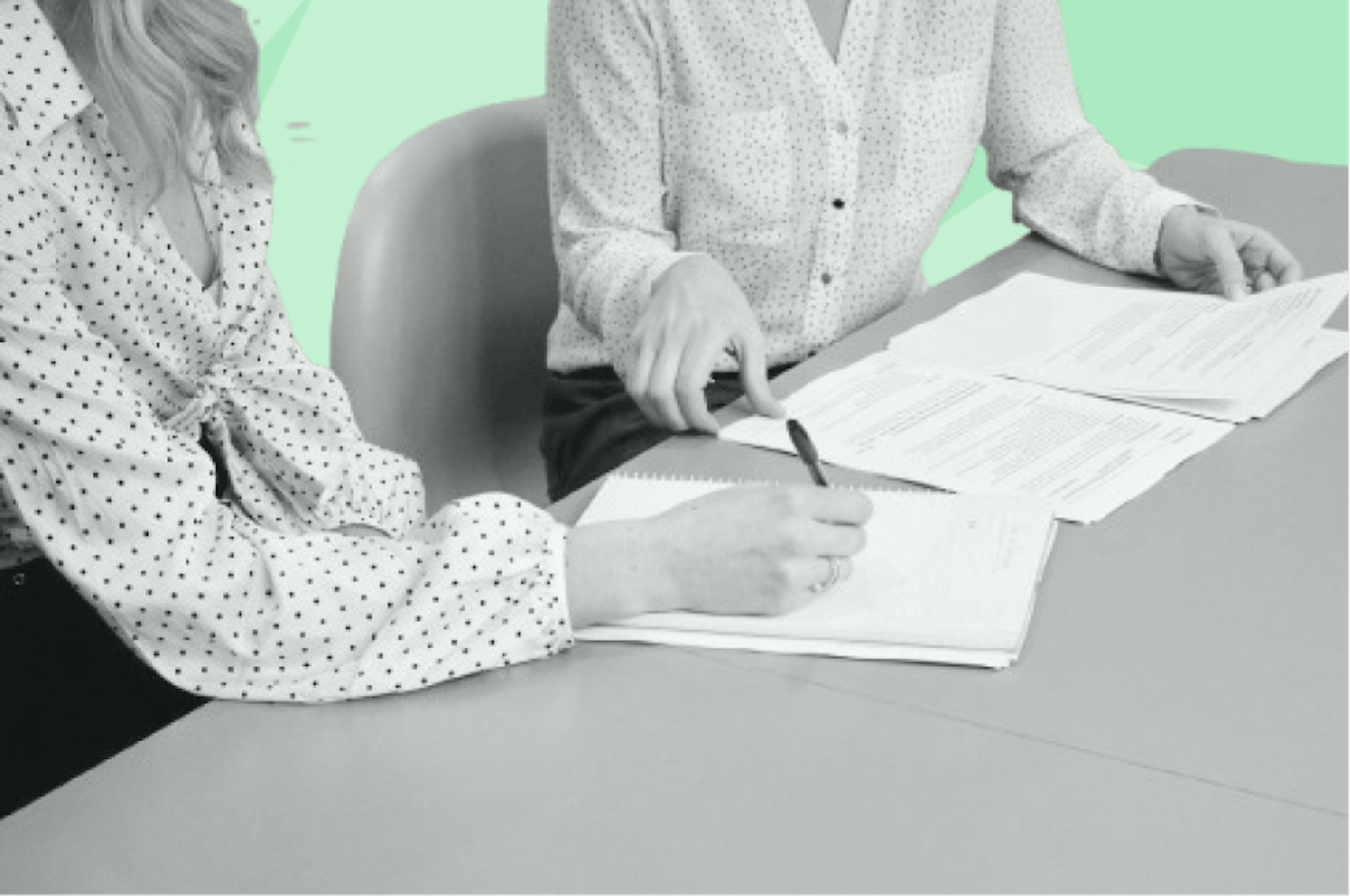 Femmes signant un document sur une table