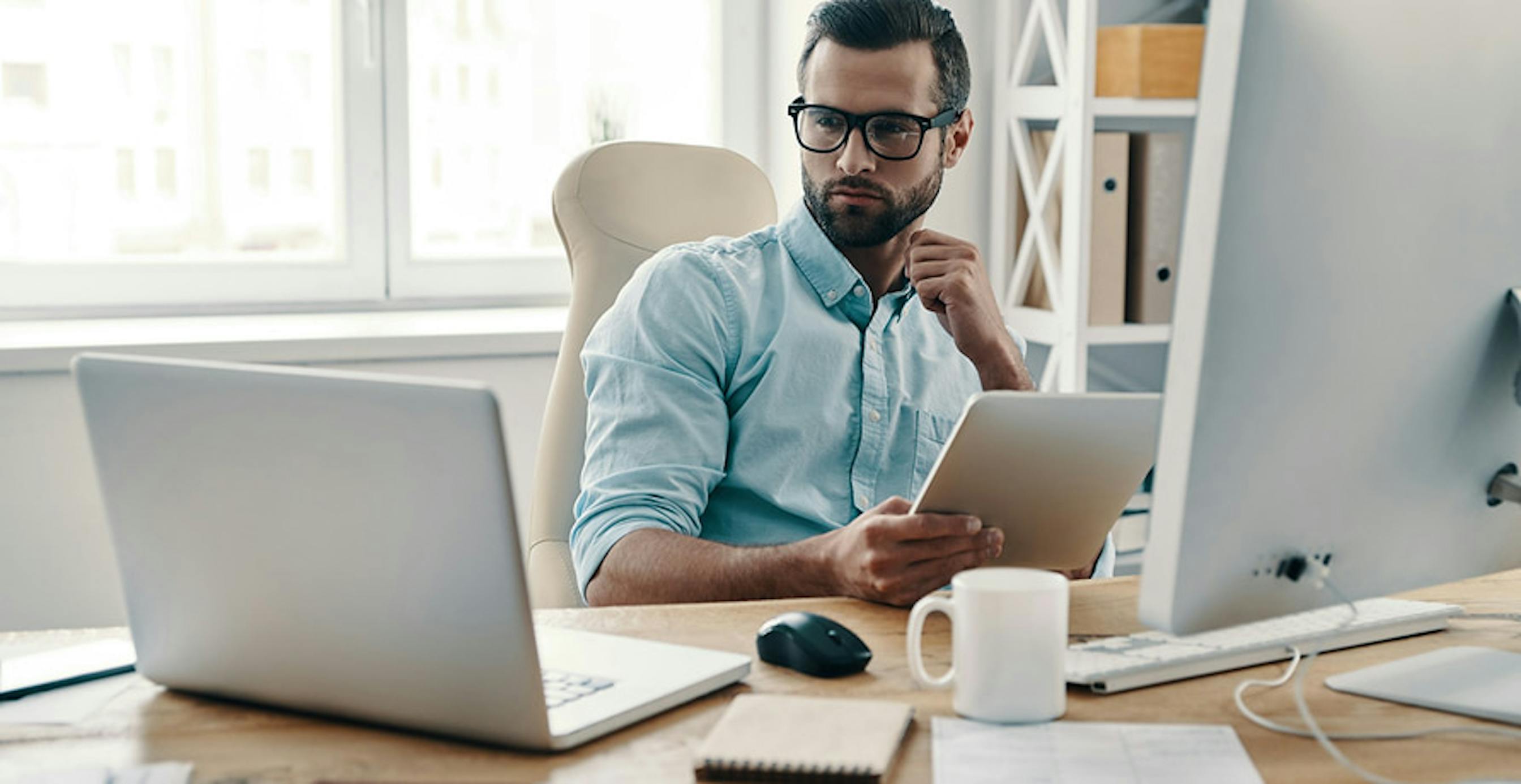 un homme à son bureau